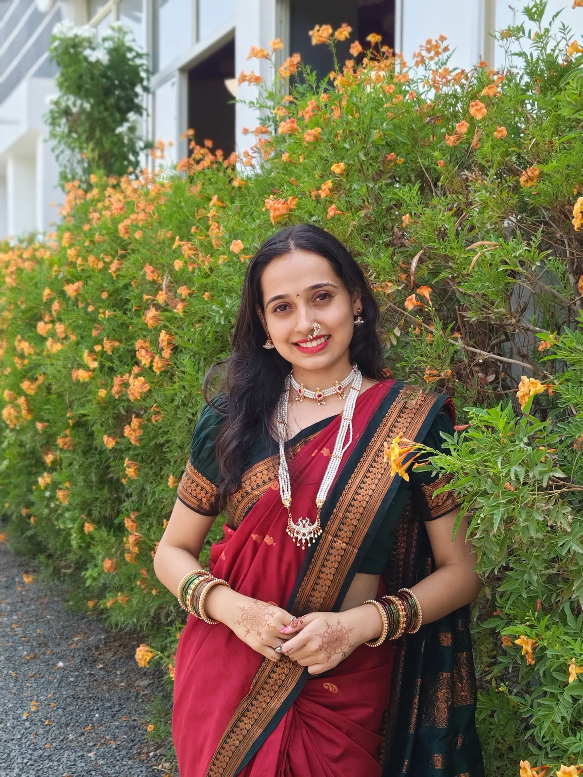 भाळली असणार दुनिया गौर वर्णावर तुझ्या
मी तुझ्या कानाजवळ ठिपका जरा काळा दिला ❤️

शब्द - अविनाश काठवटे @avinash_kathwate ✨
.
.
( Marathi Mulgi, saree love, shringar, beautiful, picture of the day, Maharashtrian weddings, traditional, nath, love, attire, explore Page, viral, Instagram, fyp )
.
.
#mayuriatkari #marathi  #sareelove #explorepage #viral