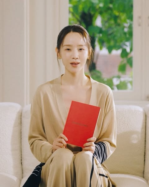 [#신혜선] 

SHIN HAE SUN X FERRAGAMO

#ShinHaeSun
#페라가모 @ferragamo