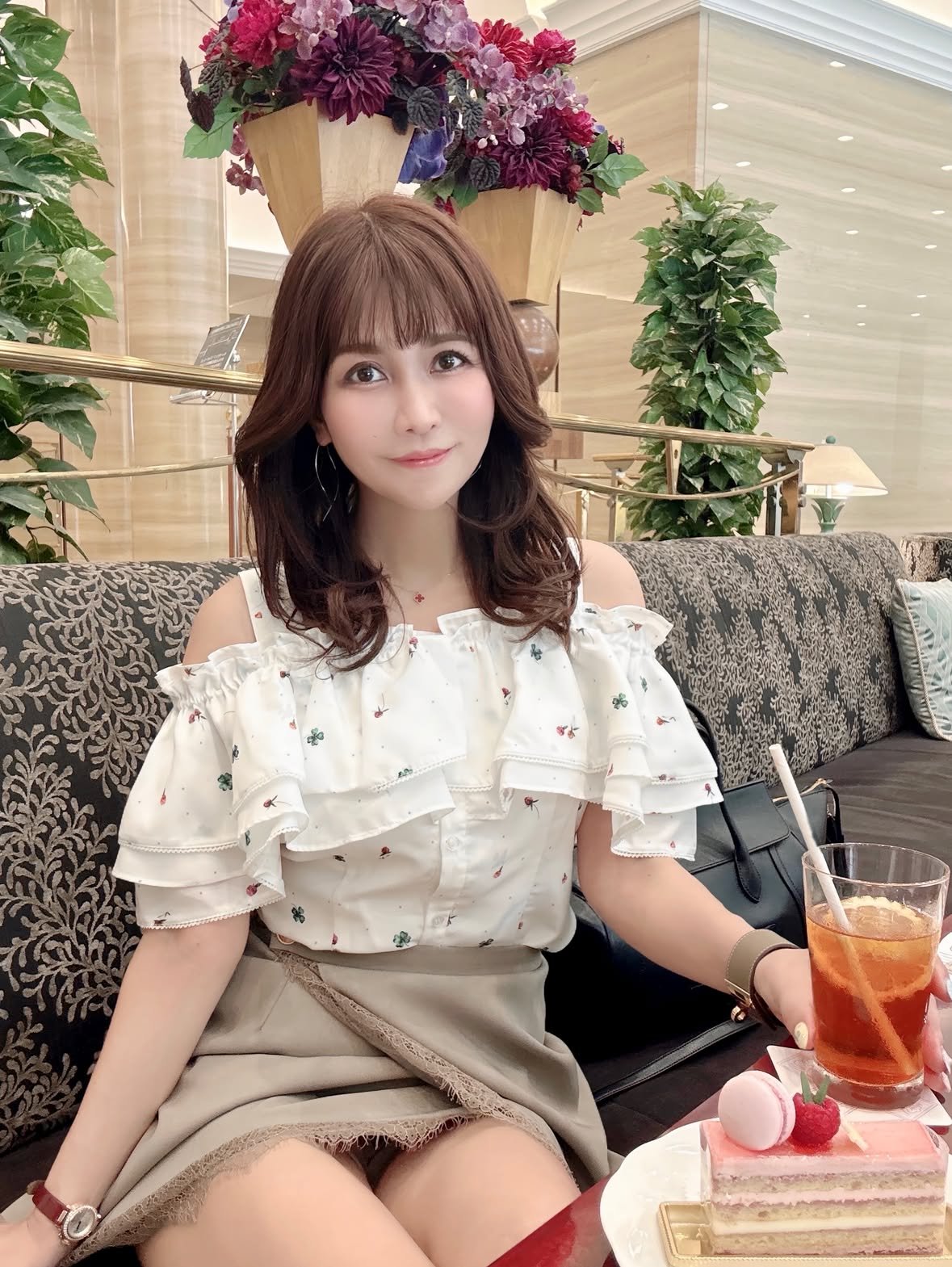 お疲れ様です♡
中々の蒸し暑さですよね🌦️
最近の休日はアウトドアで季節のお花を楽しんでましたが先週末のお休みは大好きなホテルでフランボワーズオペラケーキセット頂いたりしてのんびり過ごしてました🏨🩷　お友達は苺タルトに🍰
3月は可愛い天使ちゃんと苺＆抹茶のアフヌンでもお邪魔してました🫖（3枚目〜🍓🍵は今月いっぱいまでかな）
コーデは肩周りのフリルと🍀＆赤小花柄が可愛いオフショルブラウス　にグレージュのレーストリムミニスカ　@rirandture_official 
3月のアフヌンはブルー✖︎白のクロップドカーデコーデでした🩵　@swingle_official 
いつも早々に投稿をご覧くださり👀、沢山のいいね👍励みになる💌再投稿🔁シェア✈︎保存＆ずっとフォローも本当にありがとうございます❤️
Thank you so much for always checking my posts early👀、for all the likes 👍kindmessages 💌reposts🔁shares ✈︎savesand for your continued support ❤️ I truly appreciate it💞
明日のお昼からはお天気回復するみたいですね☀️
皆様も1週間のお疲れ溜めこまないで下さいね🫶
#ホテル阪急インターナショナルアフタヌーンティー #ミニスカコーデ #生脚美脚 #美脚コーデ #大人女子の休日の癒し