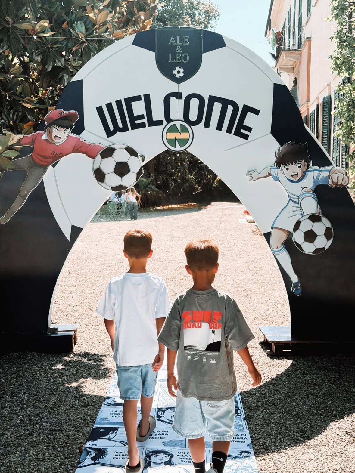 Ieri è stata una giornata speciale, abbiamo fatto il compleanno anticipato di Ale e leo (che compiono gli anni a luglio) in modo che potessero festeggiare anche con i compagni di scuola ed è stato bellissimo. 
Grazie @farinagiorgi per occuparti sempre di tutto e creare cose stupende ❤️mi fido ciecamente del tuo lavoro
Grazie @maliamilano per il catering, non mi separavo dagli hot dog 🌭 ahahah 
Grazie @cg_sweetbakery per la torta stupenda e buonissima 🤤