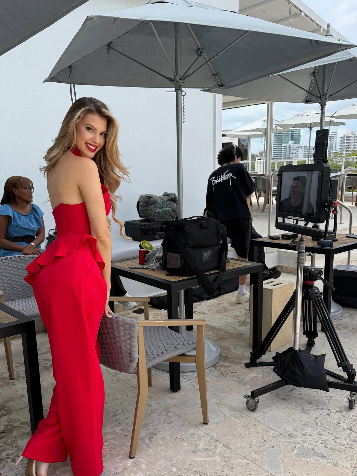 “Mi Reina” de @charliecruzsalsa ya está disponible en YouTube! 👑✨

Qué experiencia tan especial haber sido parte de este video musical junto a personas tan talentosas e increíbles. Feliz de haber tenido la oportunidad de protagonizar esta hermosa historia y formar parte de una canción tan especial. ❤️🎶

¡Vayan a verlo! ✨
@gogomusicllc @melissacastejon_ @hmarcanolopez 🎶 
Photos @monetmediaproductions 📸 
Red lips @mab_essentials 💋