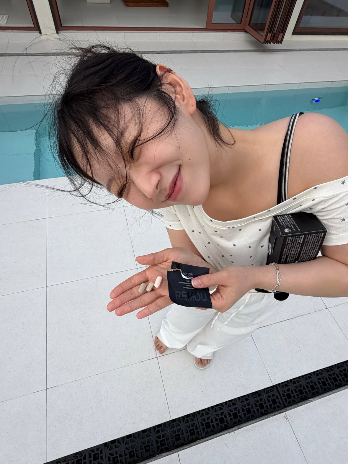 비싼 탈모 샴푸로 바꾸고, 좋다는 고함량 비오틴을 한 움큼씩 챙겨 먹어도 왜 거울 앞 내 모발은 늘 힘없는지! 고민하셨던 분들 다 손 드세요.
(그리고 내가 제일 높이 들었다ㅋ^*^)

뼈대(구조)와 토양(두피)이 준비되지 않은 상태에서
밑 빠진 독에 물을 붓고 있었기 때문입니다.🤦🏻‍♀️
그래서 제가 만든 브랜드 ‘REMOU‘는 
모발 구조 성분과 두피 환경 밸런스를 먼저 바꿔보려고 합니다 !
✨다음 주 6월 4일 (목요일) 저녁 8시 첫 런칭✨

저희의 첫 번째 솔루션 ‘NEKA CAVA‘.
단 한 포에 정밀 설계한 스칼프 이너케어 ‘네카 카바’는
자연에서 온 감태라는 뜻을 지니고 있습니다.

감태의 모발의 발성 및 성장 촉진 효과를 베이스로
모근을 꽉 붙잡아줄 두피 밑 탄력 매트릭스 ’초저분자 콜라겐‘부터 
영양소의 체내 흡수율을 극대화하는 ’식물성 이눌린‘, 
그리고 ’비타민 B·C·D, 맥주효모, 블랙푸드‘ 등등 
흩어져 있던 영양제 라인업을 리모유 하나로 완벽하게 종결했습니다.
(이것 저것 챙겨먹기 귀찮고 잘 몰랐던 사람들 그냥 이거 하나로 끝내주셔)

리모유의 첫 출발선을 함께 할 체험단을 모집합니다 !
(나 이 브랜드 진짜 진지하게 만들었음)

‘네카 카바’ 체험단 이벤트
🖤참여 : 좋아요 + 댓글에  네카 카바 + 대댓글에 함께 먹을 사람 태그
🖤선정 : 랜덤 30명 (스토리 공유시 당첨 확률up)
🖤미션 : 6월 3일 수요일까지 포토후기 DM으로 남기기
🖤선물 : 리모유 ‘네카 카바’ 1박스(2주 분)
🖤발표 : 6월 1일(월) 14:00 마감
🖤배송: 6월 1일(월) 15:00

*보내주신 품평은 제 개인 인스타그램에 후기로 사용될 수 있으며, sns 2차 활용에 사용될 수 있습니다.
이에 동의하시는 분들만 참여 부탁드려요🙆🏻‍♀️✨