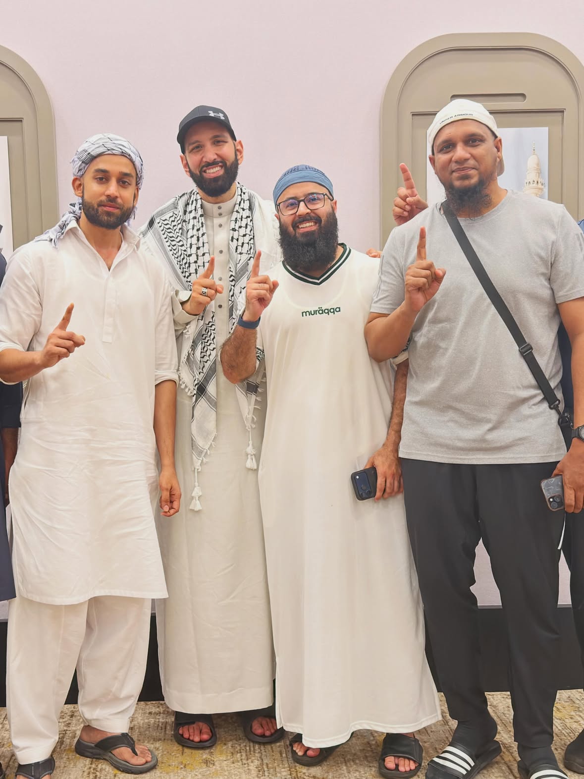 A Blessed Gathering in the Sacred Land 🤍🕋

@imamomarsuleiman @bilalabbas_khan @tuahajalil