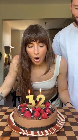 ITS MY BIRTHDAY! 🥰 obviously I’m eating a TOFU CAKE! 💫

Watch Will & I make the best quick, easy birthday cake that is SUCH a crowd pleaser, my no-bake Oreo Choccie Mousse Cheesecake (made with tofu!) in my cookbook 30 in 30! #birthday #cake #nobake