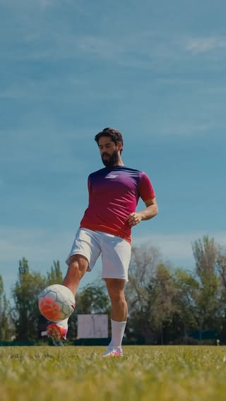Publi. Nueva Skechers RAZOR 2: puro espectáculo con @iscoalarcon #ComfortThatPerforms @skechersfootball