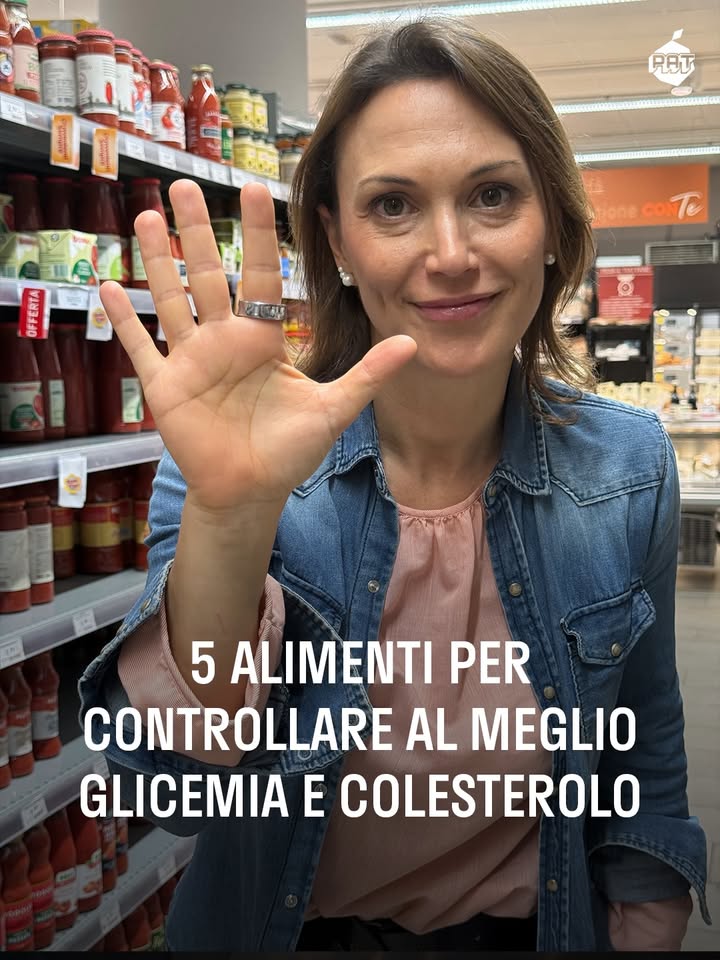 Colesterolo e glicemia sono strettamente collegati e vengono regolati da ormoni, fegato, intestino e stile di vita. 

Quando mangiamo molti zuccheri raffinati o siamo in insulino-resistenza, il corpo produce più insulina e questo può spingere il fegato a sintetizzare più trigliceridi e colesterolo LDL. 
Allo stesso tempo, fibre, attività fisica e alimenti integrali aiutano a rallentare l’assorbimento del glucosio, migliorare la sensibilità insulinica e favorire un miglior equilibrio dei grassi nel sangue. 
Anche il microbiota intestinale e l’infiammazione cronica giocano un ruolo chiave nella regolazione di entrambi.

Kefir
Ricco di fermenti vivi che aiutano il microbiota intestinale, con effetti positivi su metabolismo, glicemia e infiammazione.

Olive
Fonte di grassi monoinsaturi e polifenoli che aiutano a proteggere cuore e vasi sanguigni, favorendo un miglior equilibrio del colesterolo e della glicemia. 

Aceto di mele
Può rallentare l’assorbimento dei carboidrati e ridurre i picchi glicemici dopo i pasti. Ottima idea come aggiunta alle insalate o piatti di legumi. 

Batata o patata dolce
Rispetto alla patata classica, contiene più fibre e antiossidanti, aiutando a rendere più graduale la risposta glicemica.

Fagioli dall’occhio
Grazie a fibre e proteine vegetali aiutano a controllare glicemia e colesterolo, migliorando anche il senso di sazietà.

#prevenzioneatavola #glicemia #colesterolo #supermercato #spesa