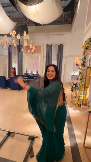 Shot ready hone tak: 😴 
Dhol bajte hi: 💃 
Actor life summed up.

Happy Eid- ul- adha to @shadab_shaikh29 sir, @altamashfaraz , @mahmoodraza29 ji, @sayyedarshad917 , @rizvi_fazal and to all my friends ❤️🙏🏻

#grateful #mangallakshmi #colorstv #deepikasingh