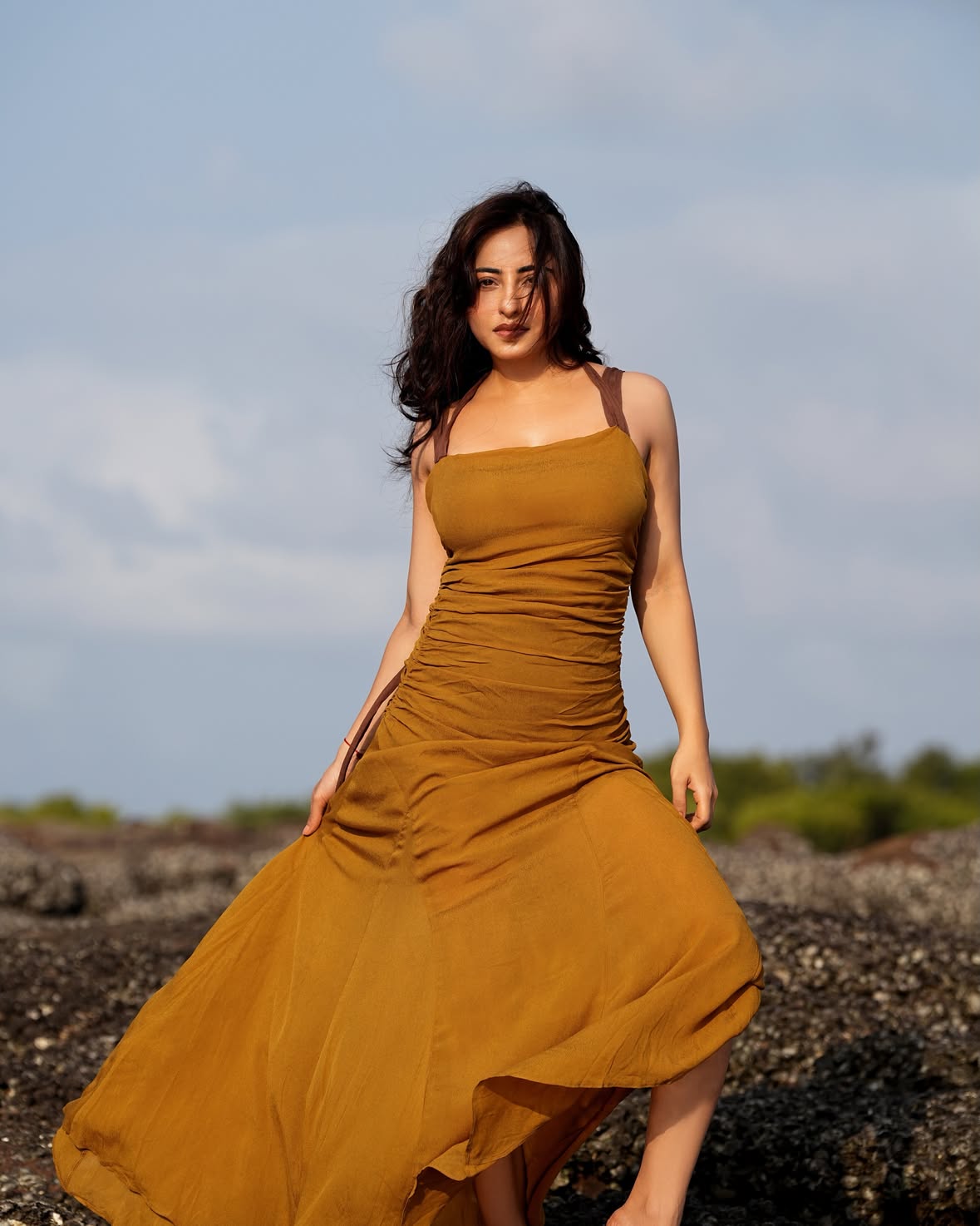 🍃 🍂🍃

Shot by: @dipeshpatel_photography 
Edited by: @komaljoshi_retoucher 

#earthy #explore #niyatifatnani #nature #photoshoot