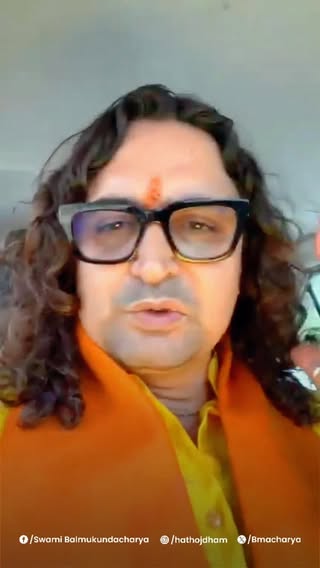कांग्रेस विधायक मियां रफीक खान जी को किसी भी विषय पर टिप्पणी करने से पूर्व उसकी पूर्ण तथ्यात्मक जानकारी एवं वास्तविक स्थिति का अवलोकन कर लेना चाहिए। आधी-अधूरी जानकारी के आधार पर दिए गए बयान समाज में भ्रम फैलाने का कार्य करते हैं।

मेरी विधानसभा क्षेत्र में लगातार शिकायतें प्राप्त हो रही थीं कि खुलेआम सड़क पर पशुओं का वध किया जा रहा है, पशुओं को अधमरी अवस्था में घुमाया जा रहा है तथा पूरे क्षेत्र में मांस, हड्डियां और रक्त फैला हुआ है। मौके पर पहुंचकर स्थिति का निरीक्षण करने पर पाया गया कि क्षेत्र की सड़कों सहित आसपास के धार्मिक स्थलों तक रक्त के निशान थे, जिससे स्थानीय नागरिकों में भय और आक्रोश का वातावरण था।

भारत के संविधान एवं कानून के अनुसार सार्वजनिक स्थानों पर इस प्रकार पशु वध करना अवैध है। पशु क्रूरता निवारण कानून एवं अन्य प्रावधानों का उल्लंघन किसी भी स्थिति में स्वीकार्य नहीं हो सकता। त्योहार मनाना सभी का अधिकार है, किंतु वह मर्यादा, कानून और अन्य लोगों की धार्मिक भावनाओं के सम्मान के साथ होना चाहिए।

पुरुषोत्तम मास जैसे पवित्र माह में यदि कुछ लोग सनातन समाज की आस्था को ठेस पहुंचाने वाले कार्य करें, तो उसका विरोध होना स्वाभाविक है। मेरा विरोध किसी धर्म विशेष से नहीं, बल्कि अवैध गतिविधियों, कानून उल्लंघन और सामाजिक सौहार्द बिगाड़ने वाले कृत्यों से है।

मैं जयपुर पुलिस एवं नगर निगम प्रशासन का आभार व्यक्त करता हूं कि उन्होंने तत्काल मौके पर पहुंचकर आवश्यक कार्रवाई की, आरोपियों को गिरफ्तार किया तथा क्षेत्र में सफाई एवं व्यवस्था सुनिश्चित की।

और जहां तक गंगा-जमुनी तहजीब की बात है, तो गंगा माता और यमुना जी हमारी सनातन संस्कृति की अमूल्य धरोहर हैं। 

मैं स्पष्ट कहना चाहता हूं कि कहीं भी यदि सनातन समाज की आस्था, धार्मिक स्थलों या सांस्कृतिक मूल्यों को ठेस पहुंचाने का प्रयास होगा, तो मैं सदैव पीड़ित नागरिकों और सनातन समाज के साथ खड़ा रहूंगा।

#hathojdham
#balmukundacharyaji