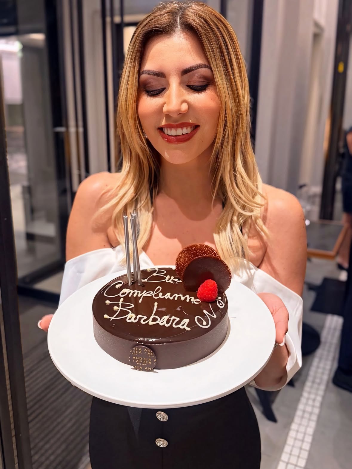 I capelli bagnati dalla pioggia di Milano, i 30 anni di @affar1taliani , il mio pranzo da #ilbolognese le telefonate, i messaggi, le canzoncine da lontano, la torta a sorpresa di @andreaaprea_official e le candeline che pensavo non avrei spento. Il mio desiderio l’ho espresso. Il 28 maggio 2026 è per me il giorno zero. Grazie ❤️

#happybirthdaytome #milanocity #barbarapoliti