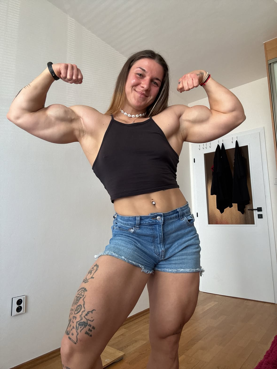 Suns out, guns out 🌞😎
.
.
.
.
#bodybuilding#muscles#musclegirls#biceps#strongwoman
