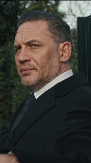 “Tom Hardy was not fired, the door is not closed for season 3, and things are being worked through creatively.” 🙏🏻 — Variety

​The alleged reasons behind all this MobLand drama are:

The creator delivered scripts just a week in advance, and Tom's ideas to improve the show were constantly ignored 🤦🏻‍♀️ Frustrated, Tom stood his ground in his trailer 😣 And he did NOT have issues with Helen Mirren, she posted a photo saying: “Love you now and forever” 💝

Guy Ritchie is reportedly pushing to sort things out, as he loves working with Tom 👏🏻

This could have been resolved amicably, but leaking his alleged firing made everything worse 😅 Paramount and the producers are completely incompetent, allowing a smear campaign without saying anything officially 😠 They've seen the fandom stands firmly with Tom and that the show is doomed without him! What a massive shot in the foot!

​All I know for sure is that seeing the trio working together made me very happy 💖 We'll see how this evolves, but no Tom, no MobLand 😉

🇪🇸

“Tom Hardy no fue despedido, la puerta no está cerrada para la tercera temporada y se están resolviendo los problemas a nivel creativo.” 🙏🏻 — Variety

​Los supuestos motivos del revuelo de Tierra de Mafiosos son estos:

El creativo entregaba los guiones con solo una semana de antelación, y las ideas de Tom para mejorar la serie eran ignoradas 🤦🏻‍♀️ Ante los desplantes, Tom se plantó en su camerino 😣 Y NO tiene problemas con Helen Mirren, ella misma subió una foto diciendo: “Te quiero ahora y siempre” 💝

Guy Ritchie estaría presionando para que todo se arregle, ya que le gusta trabajar con Tom 👏🏻 

Todo pudo resolverse de forma amistosa, pero la filtración del supuesto despido lo empeoró todo 😅 ​Los productores y Paramount son unos incompetentes por permitir esta campaña de desprestigio sin hablar oficialmente 😠 ¡Han visto que el fandom está a tope con Tom y que la serie se va a pique sin él! ¡Menudo tiro en el pie!

​Yo solo sé seguro que ver al trío trabajar juntos me hacía muy feliz 💖 Veremos cómo evoluciona esto, pero sin Tom,