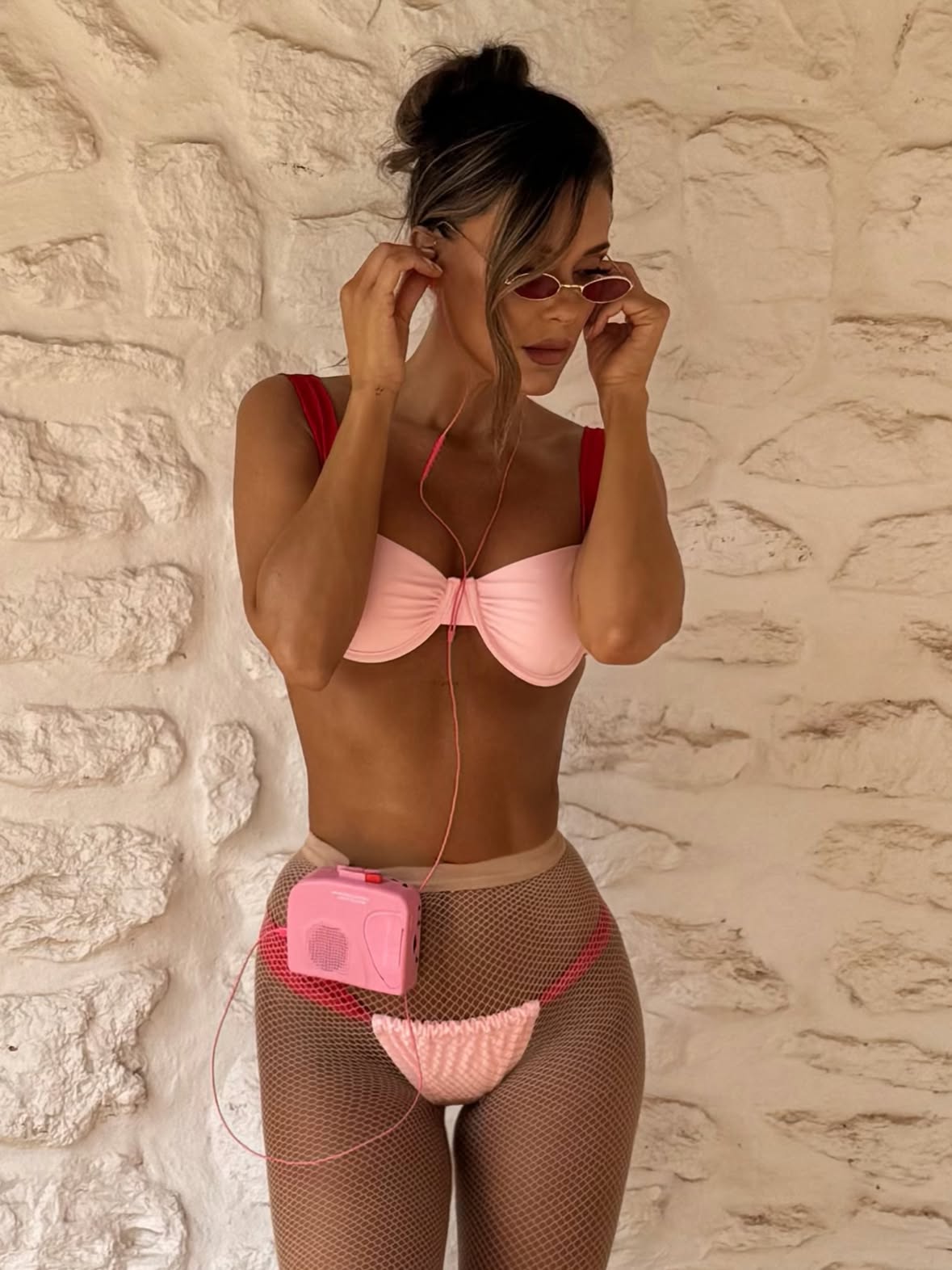¿Qué canciones escuchas cuando llega el verano? 

Ponérmelas por aquí y me hago una lista 🌸✨💦