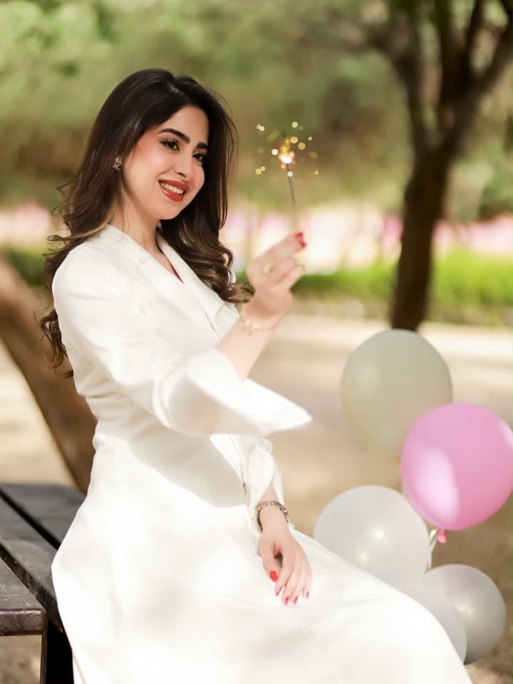كـل عام وأنتم بخير🌟🤍

#dress : @haya.line.sa