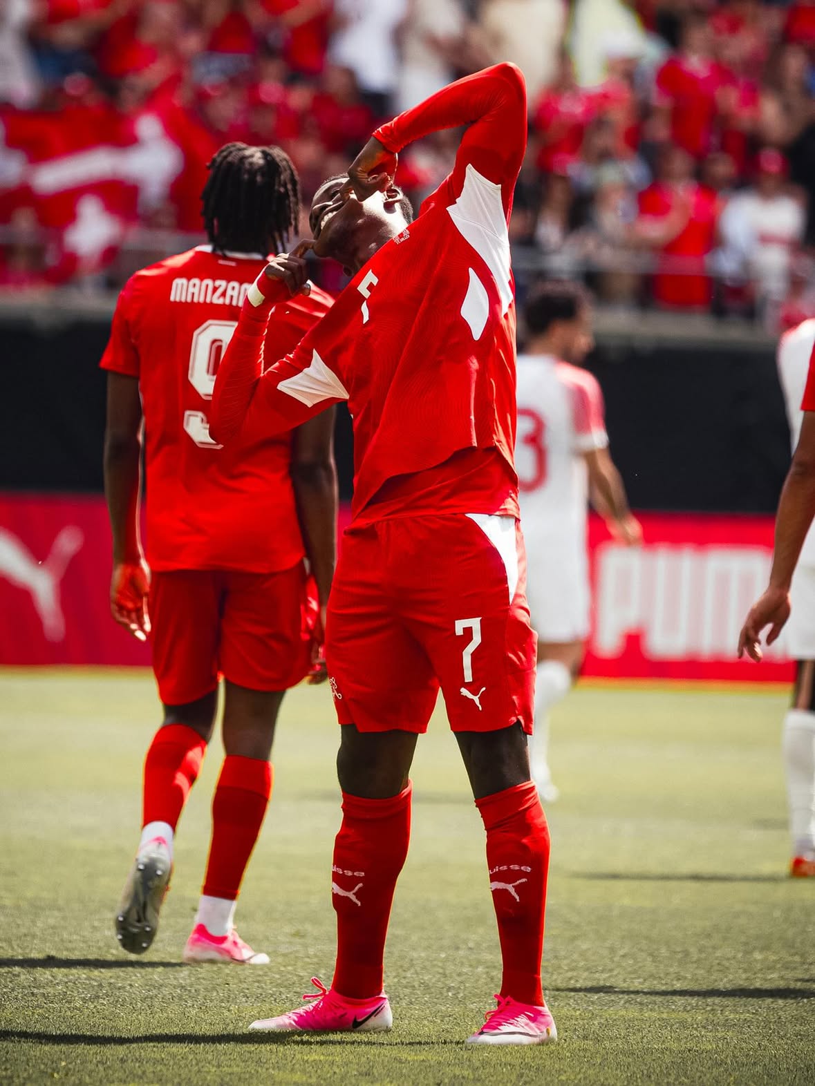 A pleasure to see you again. @swissnatimen 🇨🇭❤️🤍

➡️ @worldcup 

#VatosLocos