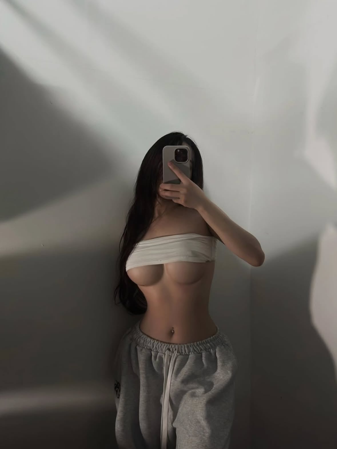 Caught somewhere between sweet and dangerous. 🖤
.
.
.
#MirrorSelfie #MoodShot #AestheticVibes #SoftGlow