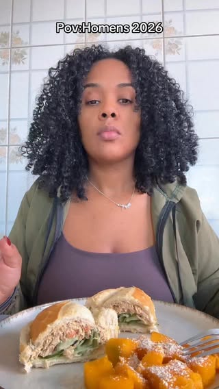 Áudio enviado por uma seguidora. Ela contou que a amiga conheceu esse rapaz em um aplicativo de relacionamento. Eles chegaram a sair uma vez, mas depois disso nunca mais se encontraram. Então ele começou a se oferecer pra ir pro apartamento dela, dizendo que o dele ainda não estava pronto. Só que ela nunca aceitou.

Só que a conversa entre eles não fluía muito, ela foi perdendo o interesse e acabou se afastando. Até que um dia ele mandou esse áudio aqui…

E aí, o que vocês acharam? Quero saber a opinião de vocês nos comentários.

E aí, gostaram do meu café da manhã? No meu book eu tenho 10 ideias de receitas simples e práticas por R$12,99, link na bio.

 #fy #viralvideos #povhomens