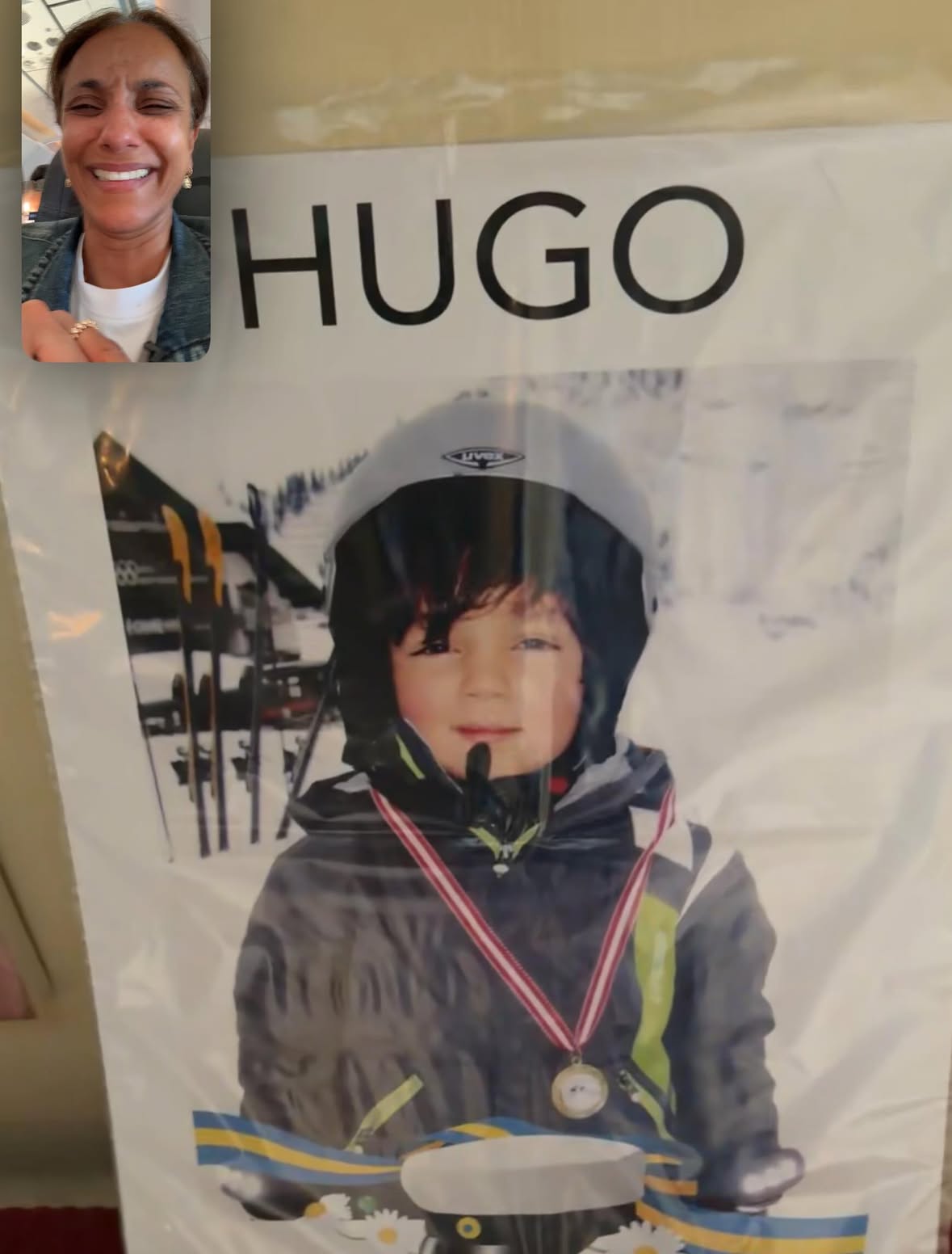 Aje alltså Hugos pappa har suttit i timmar och letat fram en fin bild, från sina album på sin son Hugo. 

Han åker och fixar allt och är jätte nöjd med sin insats. 
Min äldsta son, kör en face time med mig, när han upptäcker bilden några timmar senare och undrar om jag tycker bilden är fin. 
Jag skrattar högt, för att bilden på min fina son Hugo 
visar sig vara min äldsta son Axel. 

Jag vill inte, för allt smör i Småland att det skall gå rykten om Lundsbergs föräldrar att de har skickat sina barn på internat, och att de inte ens vet hur deras barn ser ut. 😂😂😂😂 Jag orkar inte mer 😩😇🥰😂