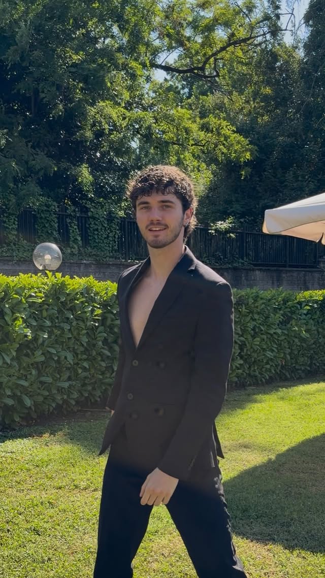 Tu cosa fai questa sera 🖤 
Mandate anche i vostri video della coreografia. #tucosafaiquestasera