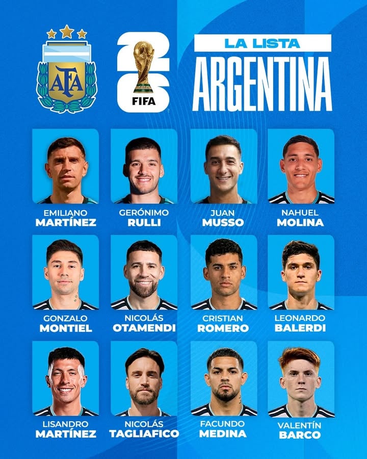 🇦🇷🚨 𝐋𝐀 𝐋𝐈𝐒𝐓𝐀 𝐃𝐄 𝐋𝐀 𝐒𝐄𝐋𝐄𝐂𝐂𝐈𝐎́𝐍 𝐀𝐑𝐆𝐄𝐍𝐓𝐈𝐍𝐀 𝐏𝐀𝐑𝐀 𝐄𝐋 𝐌𝐔𝐍𝐃𝐈𝐀𝐋 𝟐𝟎𝟐𝟔

ARQUEROS
Dibu Martínez
Rulli
Musso

DEFENSORES
Montiel
Molina
Otamendi
Romero
Balerdi
Medina
Lisandro Martínez
Tagliafico

MEDIOCAMPISTAS
Paredes
De Paul
Barco
Lo Celso
Palacios
Mac Allister
Enzo Fernández

DELANTEROS
Julián Álvarez
Messi
Nico González
Almada
Giuliano Simeone
Nico Paz
López
Lautaro Martínez

🎨 @lucianocanet