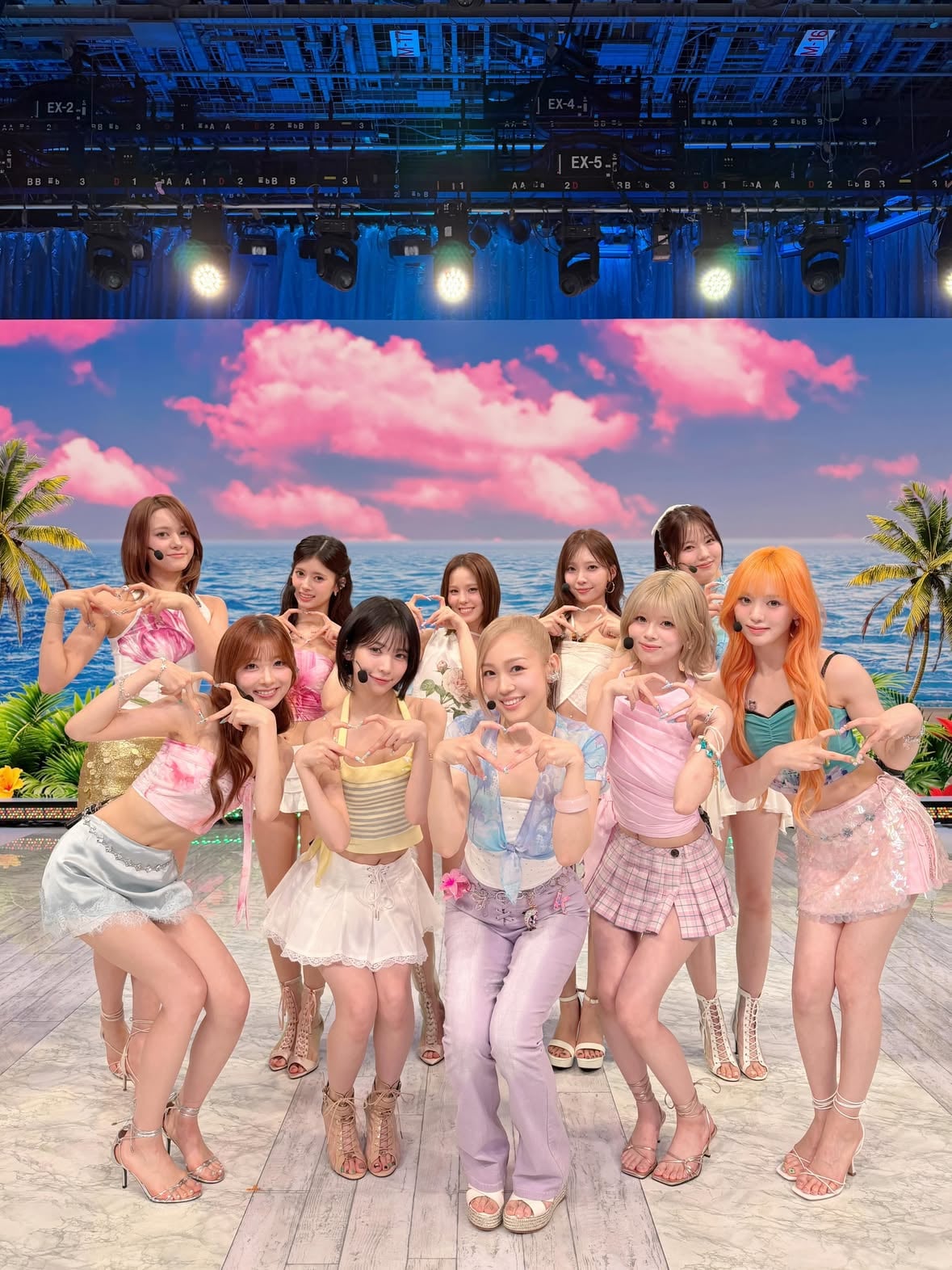「STAR」ありがとうございました⭐️

ひと足先に夏を感じる
アツくてさわやかなパフォーマンスは
お楽しみいただけましたか？

NEOパラパラもどんどん踊ってください🌴🌺

#NiziU #西野カナ #LOVEBEAT
#西野カナNiziU #西野家WithU