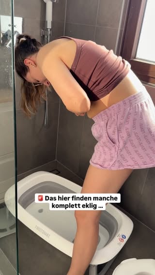 👉🏽 JA - Ich habe Muttermilch ins Badewasser meiner Tochter gespritzt 🤷🏻‍♀️

👉🏽 Muttermilch wird von vielen Mamas bei trockener Haut, kleinen Hautreizungen oder einfach als Badezusatz genutzt. 🤍 funktioniert bei uns BOMBASTISCH 

Und bevor jemand fragt:
NEIN, ich melke mich nicht jeden Abend über der Badewanne. 😂

Wer hat das auch schon gemacht? UND was sind deine Erfahrungen dazu👇🏼

#stillen #muttermilch #mamarealtalk #babyalltag #mamaleben