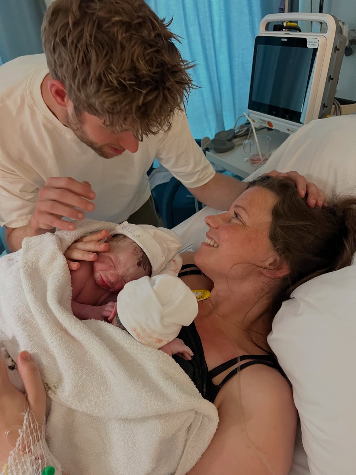Ze zijn er 🩵🩵 Sam Joas Bastiaansen & Mees Jonah Bastiaansen, 29-05-2025. 17:15 en 17:21 uur. 2500 & 1850 gram. Mini’s. 

Het ging veel soepeler dan ik had verwacht, alleen op het einde werd het even spannend. Mees had het moeilijker in de buik en moest als tweede wachten tot hij eruit kon. Maar er zijn echt de meest fantastische mensen in het ziekenhuis en er is zo snel gehandeld. Ik kan nog niet helemaal bevatten dat dit is gelukt!!!! Holy 👶🏼👶🏼

Ze doen het allebei goed. En we gaan deze dagen even genieten van de baby fun. Later bevallingsverhaal ofcourse.

Zo lief hoe jullie afgelopen dagen en weken zo hebben meegeleefd. Echt een vrienden teampie. En die is bij deze uitgebreid! Waardeer ik zo ❤️
