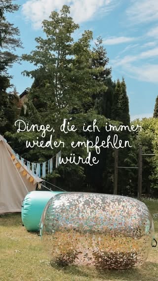 Werbung / Verlinkung Dinge, die ich immer wieder empfehlen würde: Gartenspaß ☀️

🤸‍♀️Unsere Turnmatten – wir haben diese gebraucht von einer Familie ergattert und seitdem regelmäßig im Einsatz.

🫧🎊Die Luftturnrollen – noch ziemlich neu und direkt heiß begehrt. Und mit dem Konfetti-Look sehen sie auch noch richtig cool aus.

🏕️Unser Glamping-Zelt – zum Chillen, Übernachten oder für eine Kino-Nacht im Garten. Eigentlich wie ein zusätzlicher Raum draußen.

🤸‍♀️🪵Und nicht zu unterschätzen: unsere höhenverstellbaren Turnstangen. Ebenfalls ein echtes Fundstück aus zweiter Hand und seit Jahren ein Lieblingsspielgerät.

All das sorgt bei uns für Bewegung, Kreativität und jede Menge Spaß im Garten. ☀️

Wenn ihr eine Liste mit unseren Favoriten möchtet, kommentiert einfach „Gartenspaß“ oder schreibt mir eine DM – ich schicke euch gern die Links dazu. 🤍

Und jetzt: Auf einen langen, sonnigen und vor allem spaßigen Sommer! ☀️🤸‍♀️🏕️🎊🫧

#lebenmitkind #gartenideen #garten #turnen