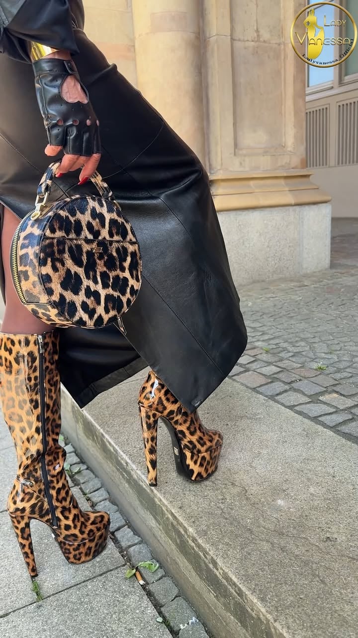 [Werbung]
Schatzsuche im eigenen Kleiderschrank – und dieser Fund hat sich gelohnt! 🪎 Mein langes Lederkleid von #crazyoutfitsshop, kombiniert mit Leo-Stiefeln, und München hat den Look direkt abgesegnet. 👍🏼 Du willst ein Stück davon? Schau in meine eBay-Anzeigen – ich trenne mich regelmäßig von getragenen Lieblingsstücken! 👗👢 Viel Spaß beim Stöbern! 
🥰 Bussi 💋 
Lady Vanessa 😘

#lederkleid #LeoStiefel #OOTD #Streetstyle #München #Vintage #EbayMode #GetrageneKleidung #Secondhand #FashionLovers #Outfit #Modeblog #Wiederentdeckt #Schatzsuche #Ebay #LadyVanessa