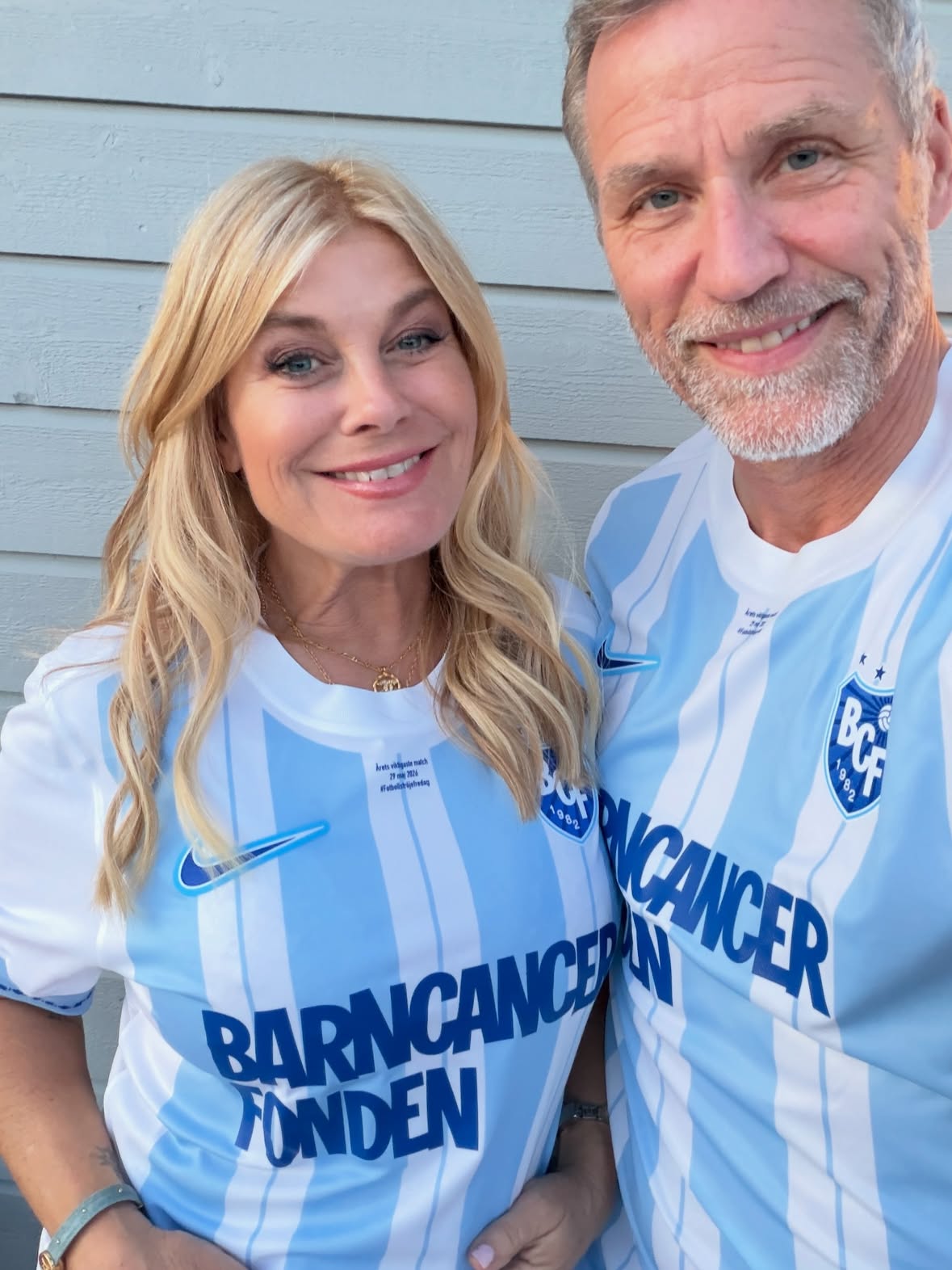 Idag är det #fotbollströjefredag och självklart har jag och @cebebauer på oss årets exklusiva BCF-tröja för att visa att vi stöttar @barncancerfonden 💙

Varje år drabbas över 300 barn av cancer. 
Du kan vara med att göra så att fler barn överlever,  genom att bli barnsupporter! 💙

För att fira FOTBOLLSFREDAG så har vi också gett 100 kr var till @barncancerfonden - JUST I DAG . Gör det du med! 🙌💙
Swisha till 90 20 991 och stöd kampen mot barncancer. 
Tack snälla för ditt bidrag! 🙏

@barncancerfonden