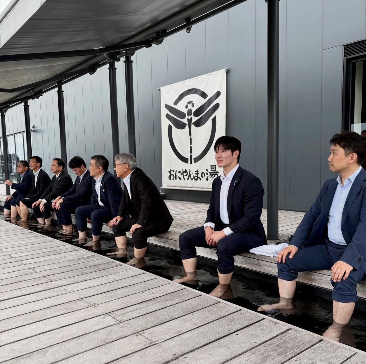 English follows below
近畿ブロック知事会議🗾
今回は滋賀県での開催でした。
福井県は地理的にも、中部圏知事会議と近畿ブロック知事会議の双方に関わる立場にあります。
だからこそ、各府県との連携を密にし、広域的な課題についてしっかり意見交換を重ねていくことが大切です。
地域の枠を越えた連携を、福井の発展にもつなげてまいります。

I attended the Kansai Regional Governors’ Conference, held this time in Shiga Prefecture.
Geographically, Fukui is connected to both the Chubu and Kansai regions, and participates in governors’ meetings for both areas.
That is why close cooperation with neighboring prefectures is so important. Through active exchanges of views, we will continue working together on wide-area regional issues.