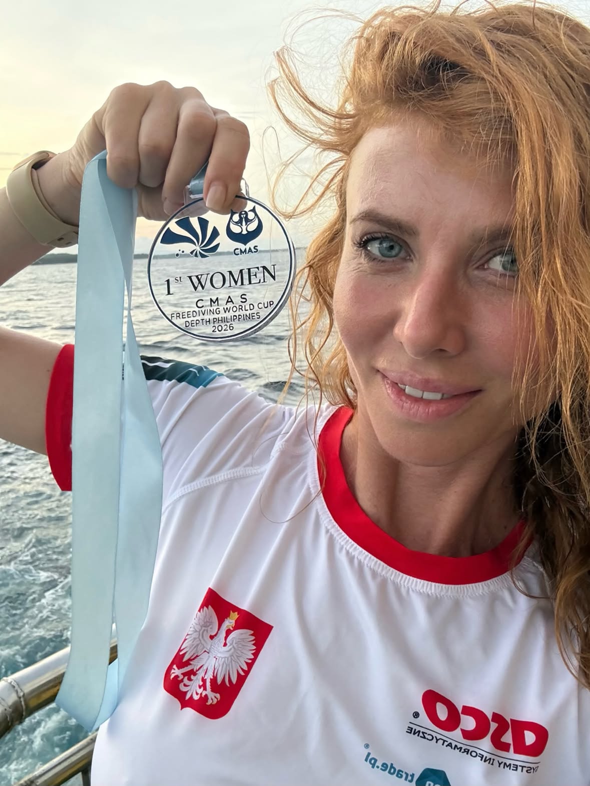 Wygrałam zawody Pucharu Świata na Filipinach 🏆🧜🏻‍♀️🇵🇱

Wracam do Polski z 4 medalami 🥇🥈🥈🥉 Nowym Rekordem Polski 🇵🇱 
I nową życiówką -97m ◻️ głębokości 🦈

Ostatni raz byłam w morzu 8 miesięcy temu, dlatego tym bardziej cieszy mnie progres, który wydarzył się podczas tych trzech tygodni.
Mam poczucie, że limitem mojej głębokości był już tylko czas powrotu do domu.

To były wymagające zawody na bardzo wysokim poziomie sportowym. Jak, co roku na starcie pojawiły się najmocniejsze zawodniczki i zawodnicy z całego świata.

Chciałabym bardzo podziękować organizatorom za stworzenie tak profesjonalnego wydarzenia.
Dziękuję całemu safety teamowi, sędziom, medykom, wszystkim członkom organizacji, oraz zawodnikom. Gratuluję wszystkim startującym. Atmosfera tych zawodów była naprawdę wyjątkowa 🌊

Ogromne podziękowania za wsparcie dla:

✅ @suunto @suuntodive 
✅ @deepspotpoland 
✅ Pana Macieja B. za nieoczekiwane wsparcie, które pojawiło się dokładnie wtedy, kiedy było potrzebne 
✅ @samojeranko za wspólną pracę i przygotowania do tego wyjazdu
✅ @joannamisiakowska za wsparcie psychologiczno - sportowe

Ten wyjazd przypomniał mi jak bardzo kocham głębokość 🧜🏻‍♀️

A dla osób siedzących trochę głębiej we freedivingu zdradzę tylko, że moje głębokie nurki robię jeszcze bez „pakowania” 😅😉

#agatazałęcka #freediving #worldcup #polishrecord #onebreath