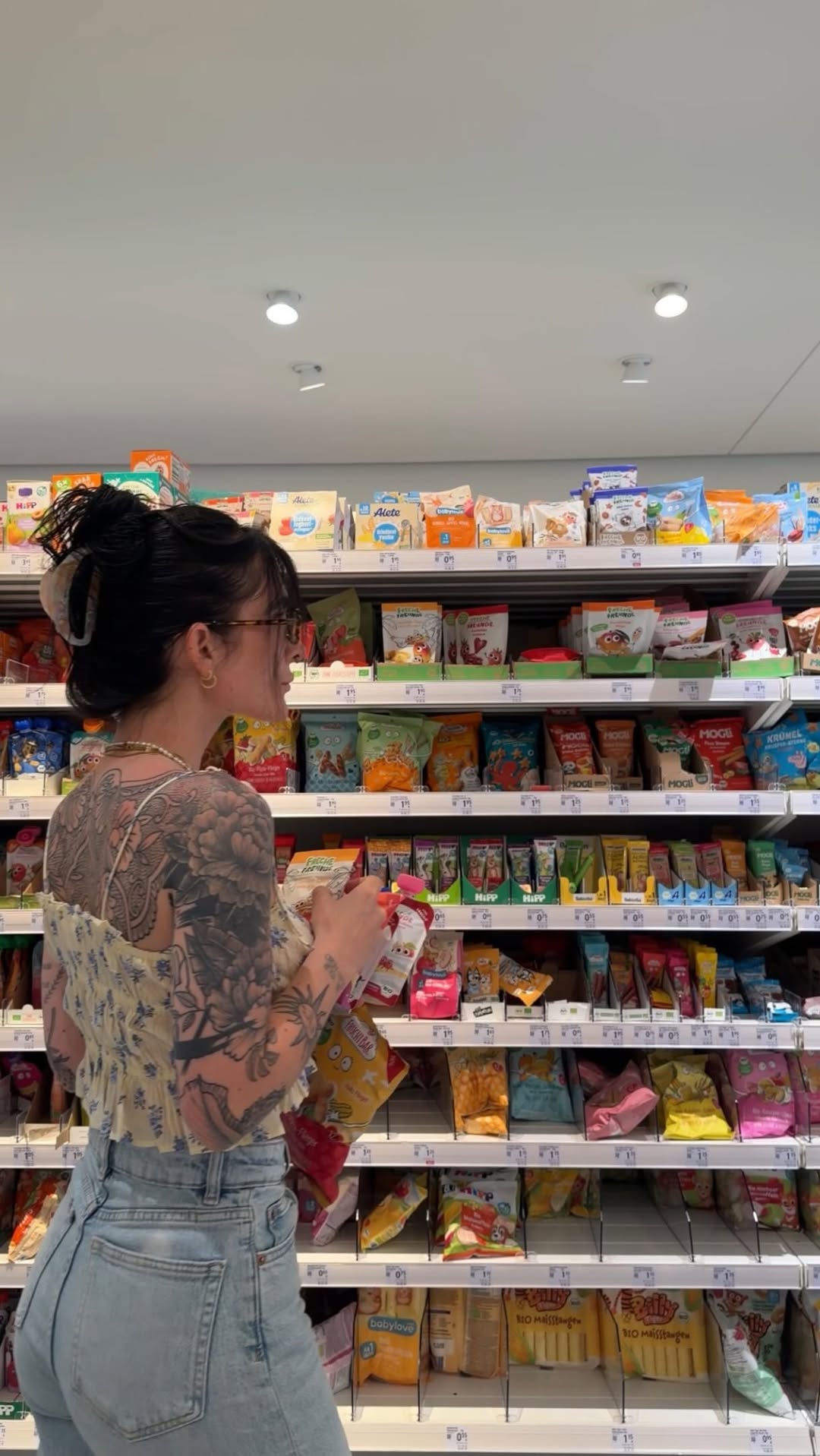 Schon wieder ein: Bad Mom move 🤬 & ja ich gebe zu: ich habe lange überlegt ob ich das hier überhaupt posten kann 😳 .. 
das Mutter-Mafia Game hier ist strong & wird immer ekelhafter & dennoch ist das meine Realität für die ich mich nicht schämen möchte.

Wir starten in unsern ersten Urlaub mit unserer 16 monate alten Tochter und einer der meisten Tipps für die Beschäftigung im Flugzeug war: Snacks.

Nichts geht wohl über „gute Snacks“ um Kids zu „beschäftigen“. Ich kann noch nicht mitsprechen aber vertraue meiner Community und ihren Tipps.

Also dachte ich mir : dann wollen wir mal für Beschäftigung sorgen & so sehen die Snacks aus für die ich mich entschieden habe.

Hand aufs Herz (alle „Bad-mom‘s“ die es mir gleich tun😏): welche Snacks nehmt ihr für eure Kinds / toddler mit auf Reisen? Was geht bei euch am besten?

- Werbung weil Marken zu erkennen - keine Kooperation- alles selber gezahlt!-

#reisenmitkleinkind #momlife #mamaalltag #snacks #travelsnacks