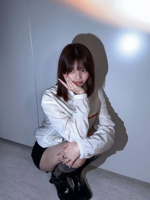 皆さん、こんにちは！土曜日のイベントで皆さんに直接お会いできるのが本当に楽しみです！そして、今夜（5/29）日本時間の午後9時頃から、初めてのソロWeverse LIVEをやります。皆さんとお話しするのが待ちきれません ⋆˙⟡