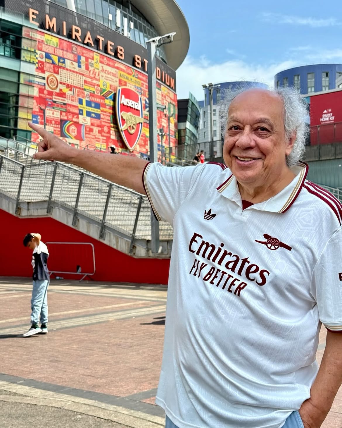 Mudança de planos!!!
Iremos eu e o querido filhão @j.castelobranco assistir no telão do Emirates ao lado de 30 mil gunners a decisão da Champions amanhã.
Se der, passaremos no pub antes de entrar no estádio. No Emirates está liberado tomar cerveja vendo o jogo das cadeiras. Os ingressos estão esgotados no estádio, assim como nos pubs próximos.
O Norte de Londres está uma loucura! Em torno do Emirates a todo instante surgem torcedores de tudo quanto é canto com camisas novas e antigas do Arsenal pra tirar fotos ou comprar lembranças na loja do clube.
 Pelas ruas é impressionante o número de pessoas com camisa vermelha e branca .
Bandeiras surgem nas janelas dos apartamentos. 
Verdadeiramente a zorra está instalada nas ruas de Londres! 
Go gunners!!!