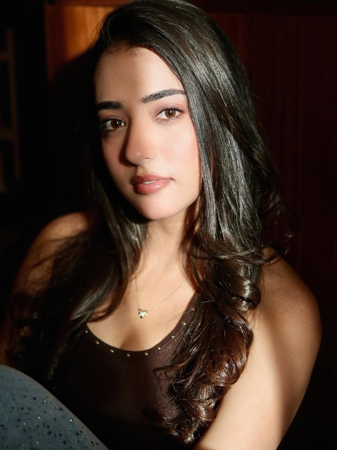 Even in low light I learned to glow ✨ 

💄@makeupbyzeenakutwani 
📸 @piyushgautam_