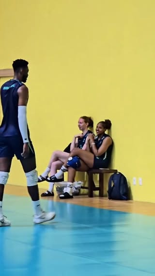 Olha quem apareceu no treino da seleção masculina... 🥰

A programação permitiu, e Ana Cristina e Julia Bergmann foram dar uma olhada nos comandados do técnico Bernardinho. 

Deu até pra dar aquela olhadinha e um sorrisinho na pausa pra água, né, Maicon? 😉😍

#Voleibrasil #volei #seleçãomasculina #seleçãofeminina #ligadasnações