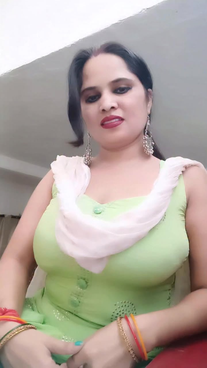 Sundar gaadi ke saath driver bhi hard hona chahiye 👍 #indianbeauty