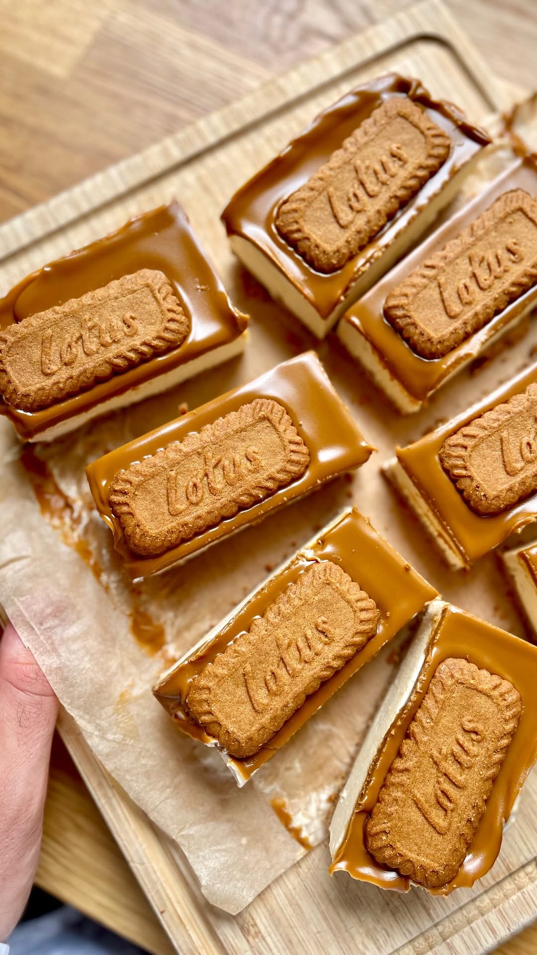 Qui est fan de pâte de spéculoos ici ? 🫠

👉 Commente « recette » et je t’envoie la recette directement en MP 🫶

Voici mes délicieuses barres glacées au spéculoos, réalisées avec 5 ingrédients seulement et surtout sans sorbetière. La recette parfaite quand il fait super chaud dehors, que tu dois préparer le dessert mais que tu ne veux surtout pas allumer le four. 

Ces barres sont composées d’une base biscuitée spéculoos comme dans un cheesecake, d’une crème glacée spéculoos bien crémeuse et d’un topping pâte de spéculoos. Une recette pour les vrais fans de spéculoos 🤎

ℹ️ Recette complète + toutes mes astuces sur le blog. Clique sur le lien dans ma bio @willyskitchen ou cherche simplement « barres spéculoos william » sur Google 🔎

#glace #biscoff #speculoos #glacemaison #biscoffcheesecake