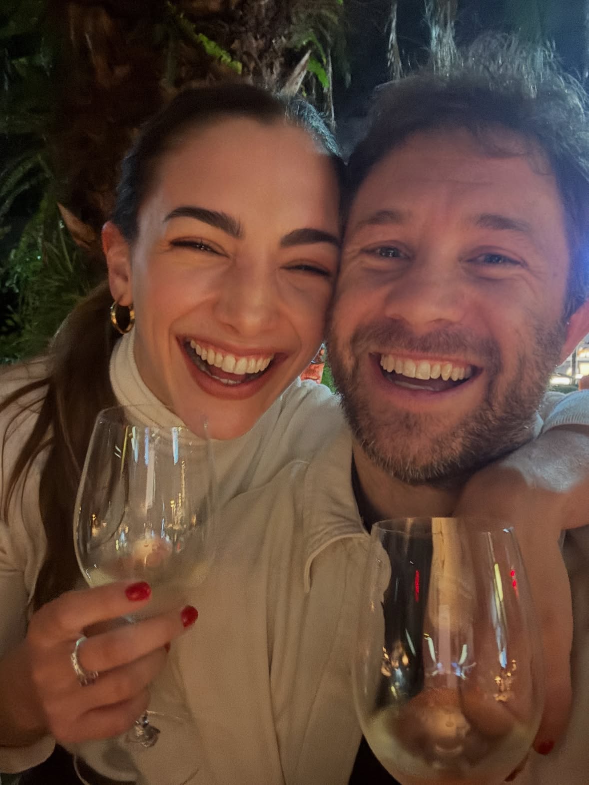 La suerte para vos tiene forma de planeta, 
Para mí se busca como quien busca su destino, y como sea; los dos somos criaturas de la suerte. Tanta que nos encontramos.
La suerte te trae tu cumpleaños en una ola, en otro huso horario. 
Intento imaginarme las sensaciones que te atraviesan; la naturaleza en la cara, el agua salada. El tono de la luz a la madrugada. 
Que el agua, que vive en mi pantano y también en mi océano te dé el abrazo que yo me guardo hasta tu vuelta.
Feliz cumple
Que quede en tu cuerpo grabada la inmensidad.
Te amo

@nico__riera