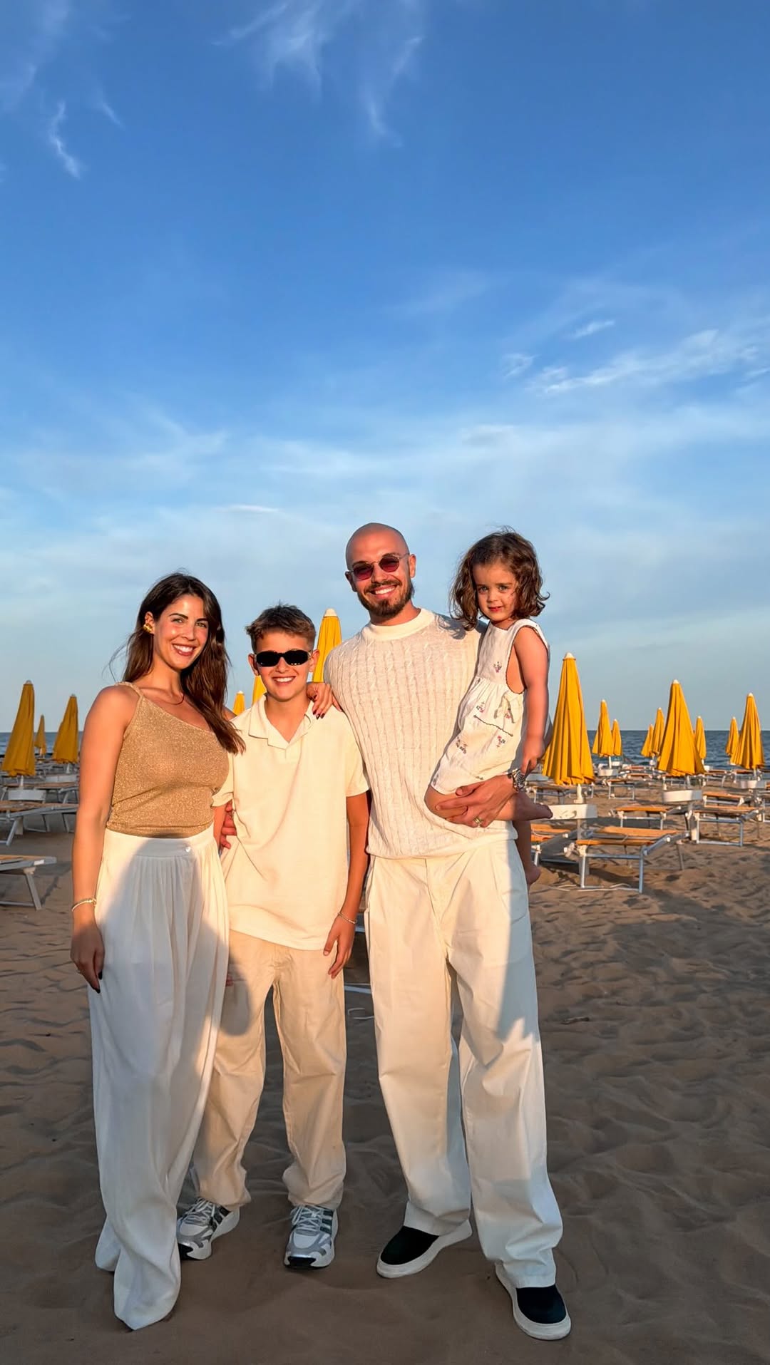 Pronti, partenza, via :)! Noi siamo pronti per andare a cena ✨ #familytime❤️