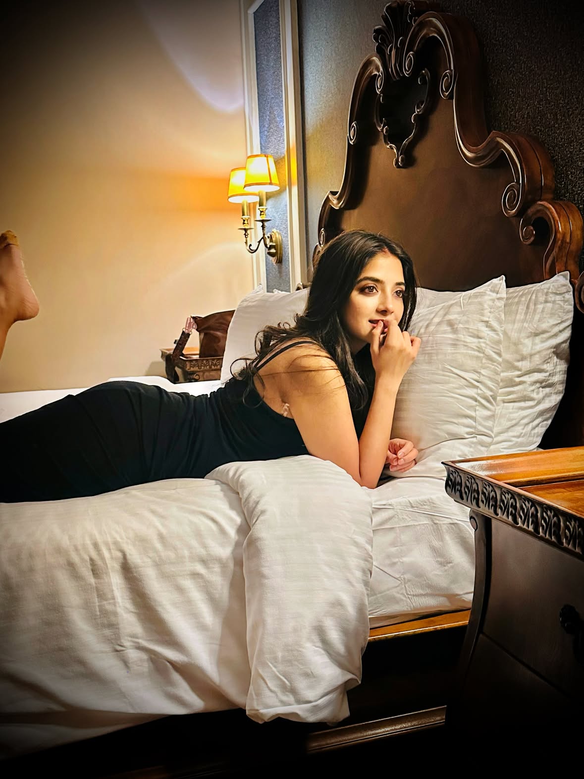 Main toh bas khaana order kar rahi thi🤷🏻‍♀️🙆🏻‍♀️……….🐥🐥🐥🐥🐥♥️

Cozy vintage vibes at @expressinnnashik 🥹♥️

#khushidubey #maashooqa #hoteldiaries #cozy #vintage