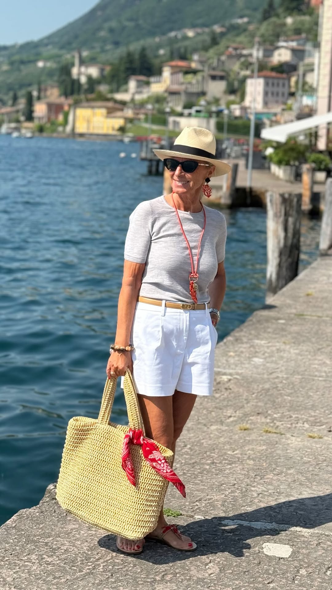 [Werbung/Ad*] Unser Tag in Gargnano am Gardasee war einfach wunderschön 🇮🇹

Allein die Fahrt mit dem Roller über die Gardesana ist schon ein Erlebnis für sich 🛵

Jede Kurve eröffnet neue Ausblicke auf den See, die Berge und die kleinen Orte entlang der Strecke❤️

In Gargnano angekommen, fühlt man sofort den besonderen Charme dieses kleinen Ortes 🇮🇹

Enge verwinkelte Gassen, gemütliche Bars, kleine Cafés und diese entspannte italienische Atmosphäre, die einen sofort den Alltag vergessen lässt. 

Zwischen Palmen, alten Häusern und dem glitzernden Wasser konnten wir einfach nur genießen 🌴🥂🍋

Ein perfekter Tag voller Sonne, Dolce Vita und unvergesslicher Eindrücke. 🇮🇹🛵☀️

#Gardasee #Gargnano #DolceVita #Rollertour #LakeGardaMoments