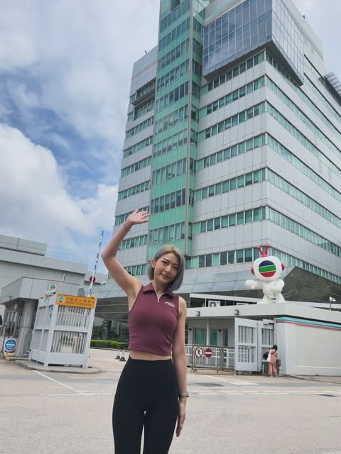 ByeBye 5月 ByeBye TVB👋🏼👋🏼👋🏼
喺呢間公司度渡過咗16年嘅歲月，對我嚟講真係一段好長嘅旅程。從當初剛剛畢業咩都唔識，到一路喺呢度成長、接觸唔同嘅人去過唔同地方，每一次嘅工作我充滿挑戰，多謝舊公司多謝每位舊同事💖，不過當一個地方已經不能令到你繼續再成長，就係時候要轉變了。呢幾年選擇出去進修希望再進步，我追求更多嘅成功感，踏入健身教練同香薰治療師行業，能夠更深入同人交流、幫助他人嘅領域。
希望未來嘅日子更加豐盛幸福，感謝大家一路以嚟嘅支持和理解💖🫶🏻

各位江湖再見啦👋🏼👋🏼

P.S歡迎任何形式嘅工作洽談😆😆😆

圖3 當年參加藝員訓練班面試嘅貼紙同埋簽約當日嘅訪客貼紙 仲保存得好好
圖4,5 參演劇集嘅貼紙，好多人會貼喺locker，我選擇貼喺自己嘅日記簿，睇返每一張貼紙都有滿滿嘅回憶，多謝每一位選用我嘅監製、導演同副導演們。🙏🏻