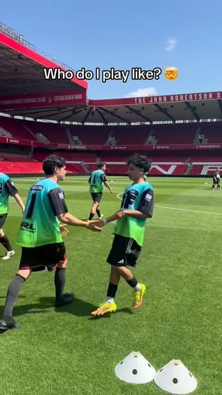 What player am I? 🤔

#footballskills #football #soccer #soccerskills #viral