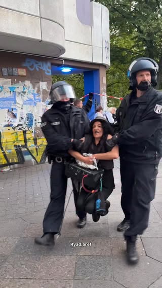 An elderly Palestinian woman was arrested in Berlin’s streets… as she was being led away, she said: “I did nothing. I am Palestinian
07.2025