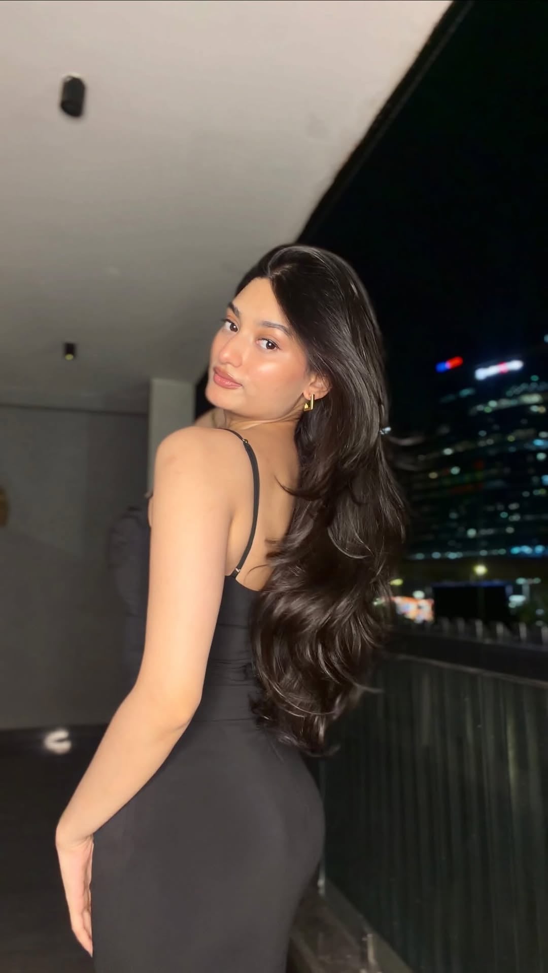 GRWM for date night 🖤✨

A little black dress, gold accents, and 6 drops of the @nexxusnewyork Promend Oil Resurrection Serum for that smooth & shiny finish. Powered by Trillion Protein Transfusion Technology, it helps bring hair back to virgin hair in 6 drops.

Available on Nykaa, Tira, Myntra, Zepto, Blinkit & www.nexxus.in.

#ad #grwm #haircare