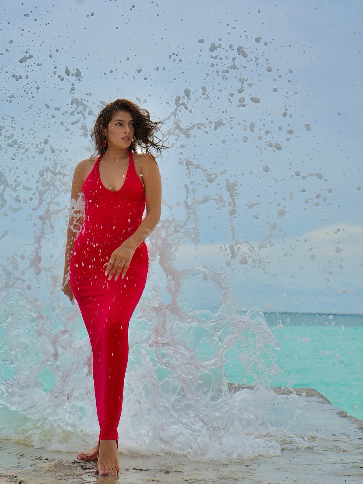 Every wave that hits the rock reminds it how unshakable it is.
.
.
.
.
.
.
#rjmahvash #travel #fashion #bollywood #photography