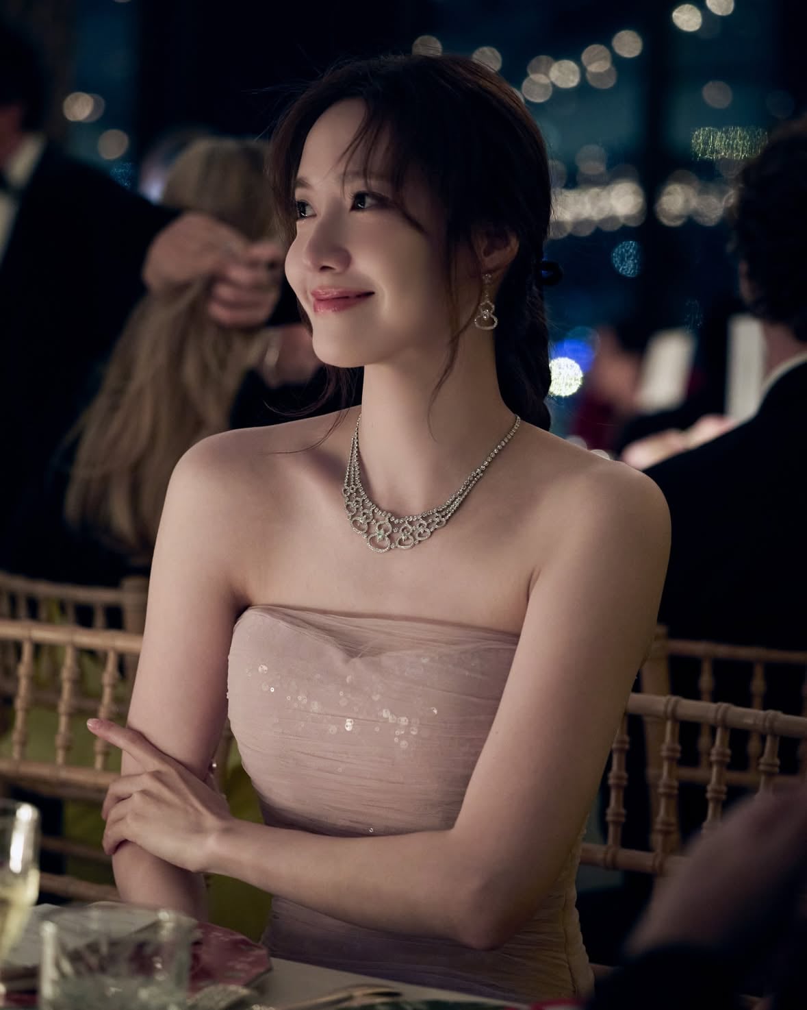 Light follows the woman who leads.⁣
⁣
Yoona Lim @yoona__lim wears the Wulu Treasure, which shimmers with marquise diamonds suspended like flowing rivers. ⁣
⁣
Fluid, luminous, and impossible to ignore. ⁣
⁣
#Qeelin #QeelinFineJewellery #QeelinCannesMoments