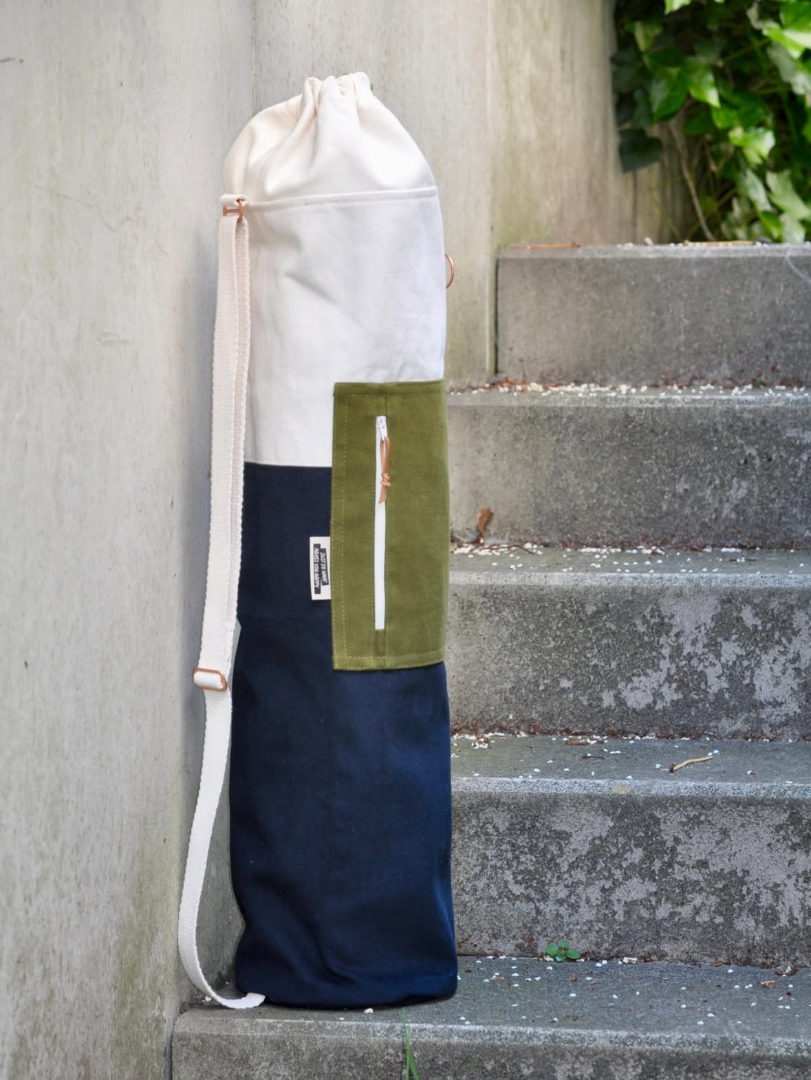 GIVEAWAY closed / GEWINNSPIEL zu Ende

The ANDbreathe Bag goes online tomorrow – the perfect bag for your yoga or Pilates mat. The pattern includes two sizes, strap options and a handy zipped pocket for keys, your mobile and other bits and bobs – a straightforward sewing project with lovely details and plenty of practical everyday use.

I've sewn myself the slim version in gabardine (added a hack by dividing the outer main panel) and poplin and I already love it a lot ♥️. 

Would you like to win a copy of the ANDbreathe Bag pattern?

1. Follow me and @incompletestitches.
2. Leave a comment under this post and tag a sewing buddy.

The competition is open worldwide to anyone aged 18 or over. It closes on 31 May 2026 at 10 pm. The winner of an ANDbreathe Bag PDF pattern will be selected at random from the comments on this post.

This competition is not affiliated with Instagram and is neither sponsored, supported nor organised by Instagram.

Get another chance for a win at @m3niemi 

***

Morgen geht die "ANDbreathe Bag" online, eine ideale Tasche für deine Yoga- oder Pilatesmatte. Das Schnittmuster beinhaltet zwei Größen, Tragegurt-Optionen sowie eine praktische Reißverschlusstasche für Schlüssel, Handy und andere Kleinigkeiten - ein unkompliziertes Nähprojekt mit schönen Details und hohem Alltagsnutzen.

Ich habe mir die schmale Version aus Gabardine (mit gehacktem, heißt: geteiltem Außenpanel) und Popeline genäht und lieb sie schon jetzt total ♥️. 

Möchtest du eine Anleitung für das "ANDbreathe Bag"-Schnittmuster gewinnen?

1. Folge mir und @incompletestitches.
2. Hinterlasse einen Kommentar unter diesem Beitrag und markiere einen Nähbuddy. 

Das Gewinnspiel ist weltweit offen für Personen ab 18 Jahren. Es endet am 31.05.26 um 22:00 Uhr. Der Gewinner/die Gewinnerin eines "ANDbreathe Bag" PDF-Schnittmusters wird per Zufallsprinzip aus den Kommentaren zu diesem Beitrag ausgewählt.

Dieses Gewinnspiel steht in keiner Verbindung zu Instagram und wird weder von Instagram gesponsert, unterstützt noch organisiert.

Bei @m3niemi gibt's gerade auch ein PDF der Tasche zu gewinnen!

#ANDbreatheBag #incompletestitches #sewinginspiration #newsewinpattern #neuesschnittmuster
